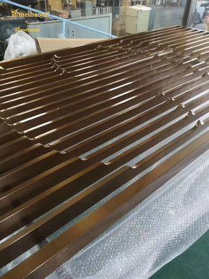 モダンな空間のためのカスタムサイズ対応 PVDカラーコーティングブラウンステンレス製ルームディバイダー