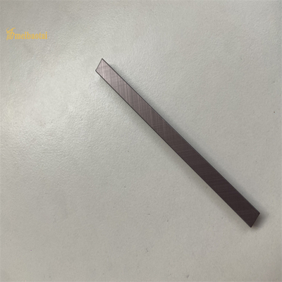 十字によってブラシをかけられるステンレス鋼のタイルは0.85mmの厚さの角の金属の端のトリムを整える